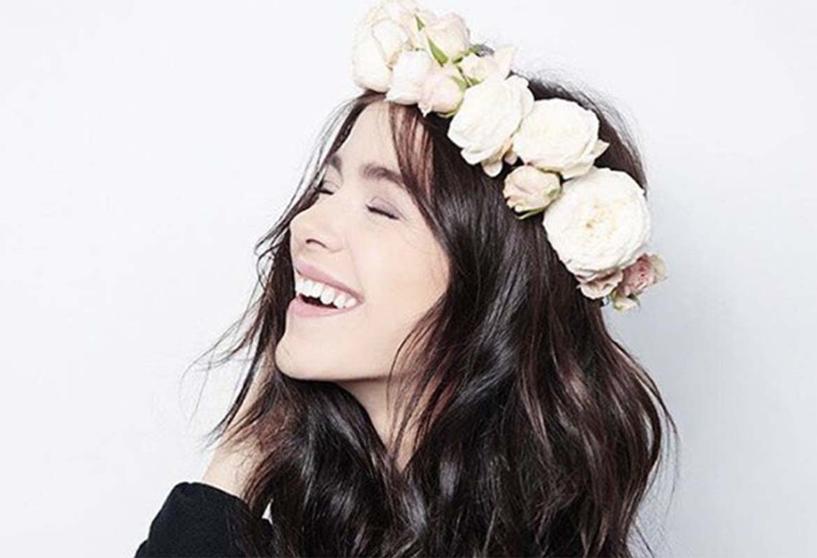 Si quieres hacerte un peinado con diadema, recuerda cuidar antes de tu cabello para que luzca en todo su esplendor con Elvive Aceite Extraordinario de L’Oréal Paris.